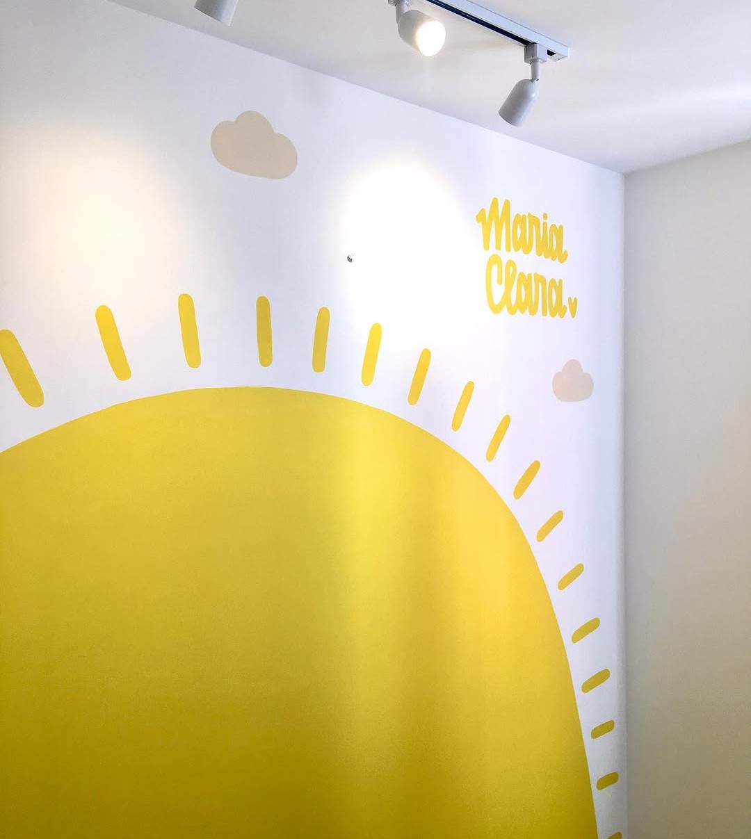 Mural de sol com nome Maria Clara em quarto
