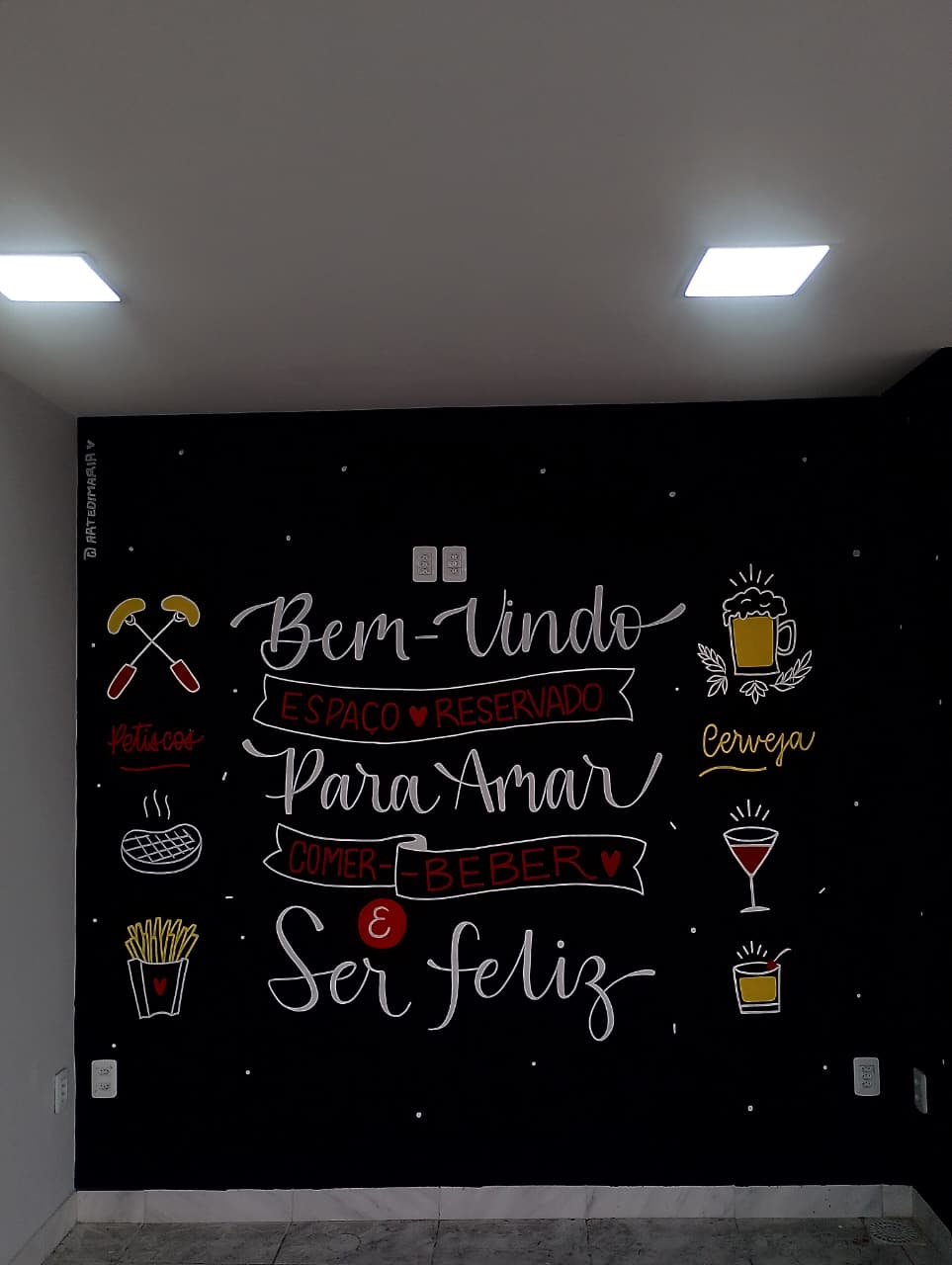 Lettering em parede preta Bem-vindo para amar comer e beber
