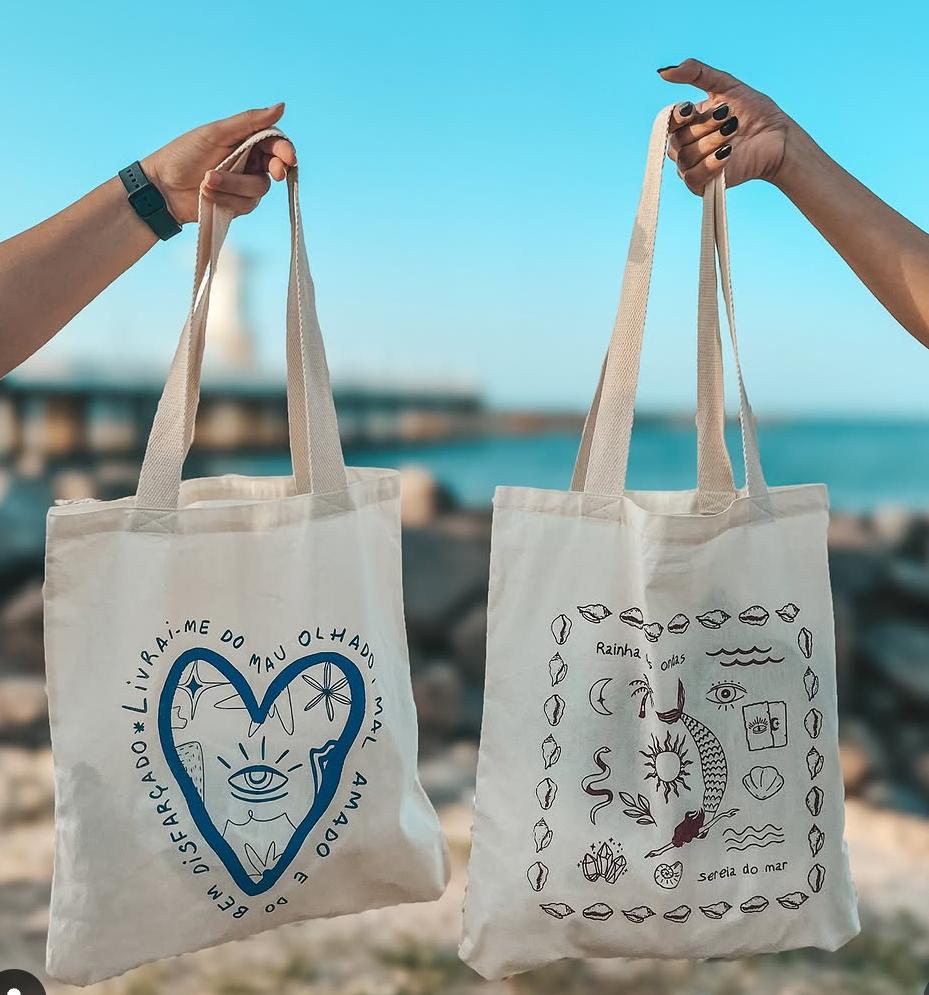 Ecobags personalizadas com ilustrações pintadas à mão na praia